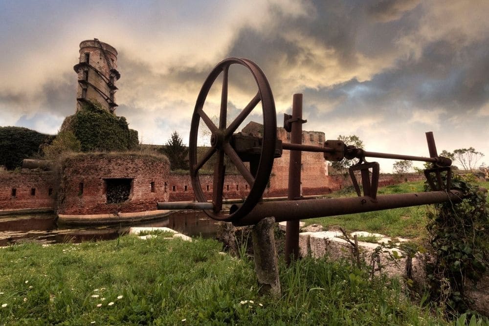 Da visitare è il piccolo ma delizioso borgo Lio Piccolo, raggiungibile in bici percorrendo le strade della laguna. Di origine romana, vanta fra i pochi edifici la Chiesetta di Santa Maria della Neve, immersa in un paesaggio lagunare in cui si alternano canali e orti, uno spettacolo unico Da visitare è il piccolo ma delizioso borgo Lio Piccolo, raggiungibile in bici percorrendo le strade della laguna. Di origine romana, vanta fra i pochi edifici la Chiesetta di Santa Maria della Neve, immersa in un paesaggio lagunare in cui si alternano canali e orti, uno spettacolo unico